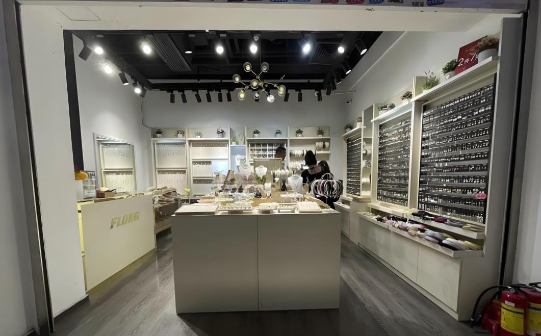 重慶店面裝修多少錢一平米？2025年報價解析+省錢避坑全攻略